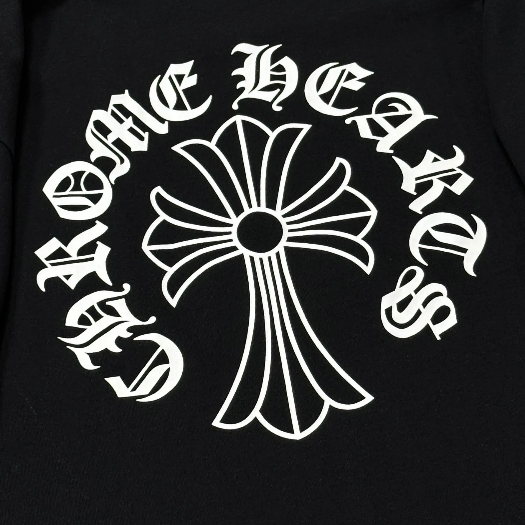 P170 Chrome Hearts 25 high-end versions. The fabric is made of 300 grams of high-density pure cotton. It does not deform or shrink. It has three labels. It is the same style for men and women. Technology: suede foaming + digital printing. Color: white, black. SIZE: S-XL.